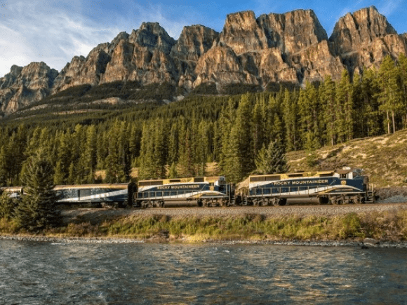 Een reis met de <strong>Rocky Mountaineer</strong> in West-Canada is een onvergetelijke ervaring. Deze luxe passagierstrein doorkruist op spectaculaire wijze de <strong>Rocky Mountains</strong>, rijdt door tunnels, over hoge viaducten en langs diepe ravijnen naar de binnenlanden van <strong>British Columbia</strong> en komt op plekken waar geen enkel ander vervoermiddel kan komen. In verschillende luxe klasses is er te reizen van <strong>Banff</strong> of <strong>Jasper</strong> naar <strong>Vancouver</strong> met een overnachting in Kamloops. Geniet van culinaire hoogstandjes en fenomenale uitzichten in deze legendarische luxe trein. Slingerend door één van de mooiste berggebieden ter wereld kan de Rocky Mountaineer zich meten met de beroemde treinen ter aarde. 