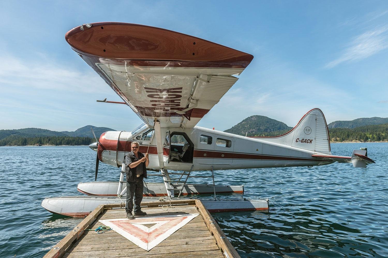 Als we iets moeten noemen wat symbool staat voor een typisch Canadees vervoermiddel dan is het wel een ‘Beaver’ watervliegtuig. Dit werkpaard van Canada is al jaar en dag een veel gezien vliegtuig in het Canadese luchtruim. Ze worden ingezet voor het vervoer van goederen en post naar afgelegen eilanden. Maar ook mens en dier worden afgezet bij afgelegen dorpen, wildernis lodges en luxe resorts.
Een leuk weetje: In december 2019 heeft Harbour Air een geslaagde test gedaan met een elektrische Beaver. Dus wie weet vliegt u in de toekomst wel met een elektrisch vliegtuig. Ook nog eens beter voor het milieu!